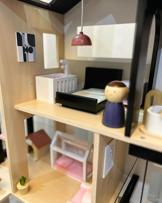 Casuta de Papusi din Lemn MDF BabyBoutique Indiggo® cu Terasa Mare, Gradina si Gratar, 49 de Accesorii, 3 Etaje, Doua Dormitoare, Living, Mansarda, Bucatarie, 4 Figurine, Catelus, Functii Multiple / Piese Mobile, Design Modern, 79 CM Inaltime, White/Black