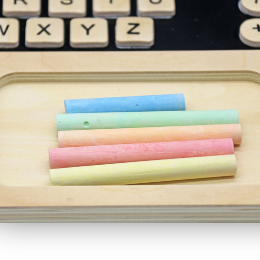 Laptop din Lemn pentru Copii Stil Montessori JuniorTECH KinderVibe™ Multifunctional, 41 de Taste Magnetice, Mouse 2in1 Functie Guma de Sters, Creta 5 Culori, Litere, Cifre, Simboluri Matematice, Educational, Fara Margini Ascutite, Portabil, Wood