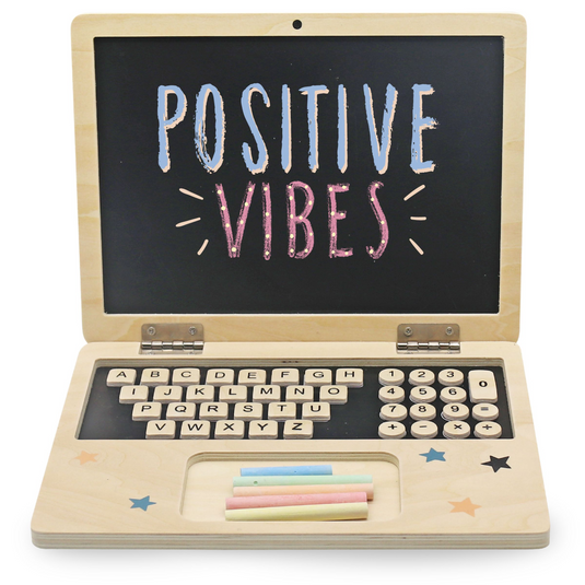Laptop din Lemn pentru Copii Stil Montessori JuniorTECH KinderVibe™ Multifunctional, 41 de Taste Magnetice, Mouse 2in1 Functie Guma de Sters, Creta 5 Culori, Litere, Cifre, Simboluri Matematice, Educational, Fara Margini Ascutite, Portabil, Wood
