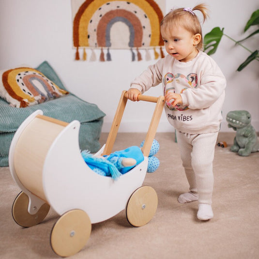 Antemergator Educational si Interactiv 2 in 1 Doll Walker Indiggo®, din Lemn Natural, stil Retro, Carucior pentru papusi, Roti Antiderapante, Woody White