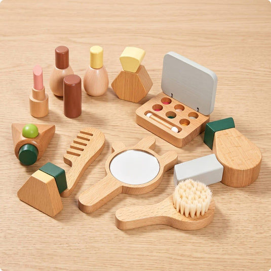 Trusa de Machiaj pentru Fetite din Lemn natural Petit Kitty, Include Farduri, 2 Lacuri de Unghii, Pensule, Perie, Oglinda, Ruj, Vopsea pe baza de Apa, Saculet de Bumbac pentru transport, Jucarie de rol, Indiggo®, 3ani+, Woody