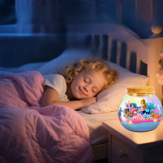 Lampa de Noapte pentru Copii OceanMagic Indiggo®Set Creativ DIY Terrarium cu Sirena pentru Copii, Lampa de Noapte LED cu Telecomanda, 12 Culori si 4 Moduri de Iluminare, Nisip Magic, Cristale si Figurine Marine, Joc Educativ STEM, 3 Ani+, Turcoaz
