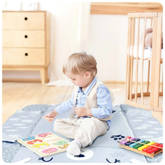Saltea de Activitati si Spatiu de Joaca 3in1, BabyKING KinderVibe™, cu Perna, 7 Jucarii Senzoriale Detasabile, Doua Arcade, Oglinda, Material Moale cu Protectie Termica, Usor de Curatat, Antiderapant, Multifunctional, Alb/Gri