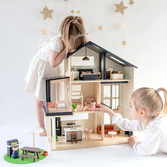 Casuta de Papusi din Lemn MDF BabyBoutique Indiggo® cu Terasa Mare, Gradina si Gratar, 49 de Accesorii, 3 Etaje, Doua Dormitoare, Living, Mansarda, Bucatarie, 4 Figurine, Catelus, Functii Multiple / Piese Mobile, Design Modern, 79 CM Inaltime, White/Black