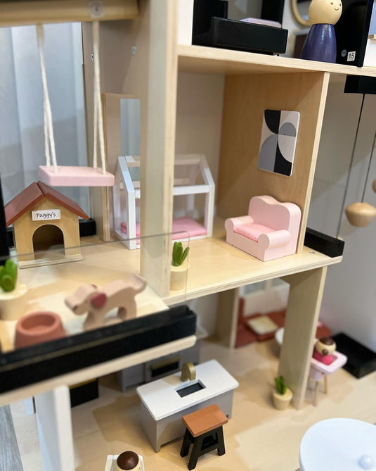 Casuta de Papusi din Lemn MDF BabyBoutique Indiggo® cu Terasa Mare, Gradina si Gratar, 49 de Accesorii, 3 Etaje, Doua Dormitoare, Living, Mansarda, Bucatarie, 4 Figurine, Catelus, Functii Multiple / Piese Mobile, Design Modern, 79 CM Inaltime, White/Black