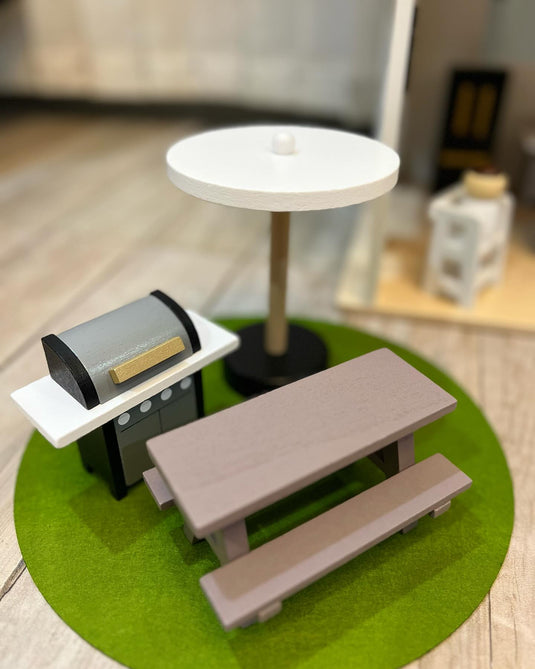 Casuta de Papusi din Lemn MDF BabyBoutique Indiggo® cu Terasa Mare, Gradina si Gratar, 49 de Accesorii, 3 Etaje, Doua Dormitoare, Living, Mansarda, Bucatarie, 4 Figurine, Catelus, Functii Multiple / Piese Mobile, Design Modern, 79 CM Inaltime, White/Black