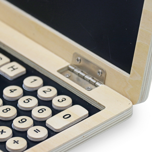 Laptop din Lemn pentru Copii Stil Montessori JuniorTECH KinderVibe™ Multifunctional, 41 de Taste Magnetice, Mouse 2in1 Functie Guma de Sters, Creta 5 Culori, Litere, Cifre, Simboluri Matematice, Educational, Fara Margini Ascutite, Portabil, Wood