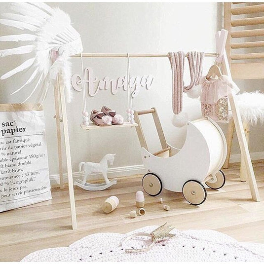 Antemergator Educational si Interactiv 2 in 1 Doll Walker Indiggo®, din Lemn Natural, stil Retro, Carucior pentru papusi, Roti Antiderapante, Woody White
