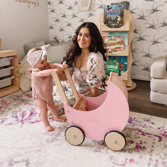 Antemergator Educational si Interactiv 2 in 1 Doll Walker Pink Indiggo®, din Lemn Natural, stil Retro, Carucior pentru papusi, Roti Antiderapante, Woody Pink