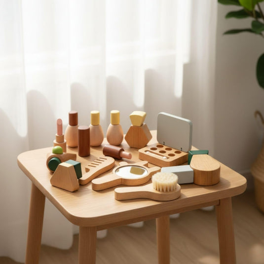Trusa de Machiaj pentru Fetite din Lemn natural Petit Kitty, Include Farduri, 2 Lacuri de Unghii, Pensule, Perie, Oglinda, Ruj, Vopsea pe baza de Apa, Saculet de Bumbac pentru transport, Jucarie de rol, Indiggo®, 3ani+, Woody