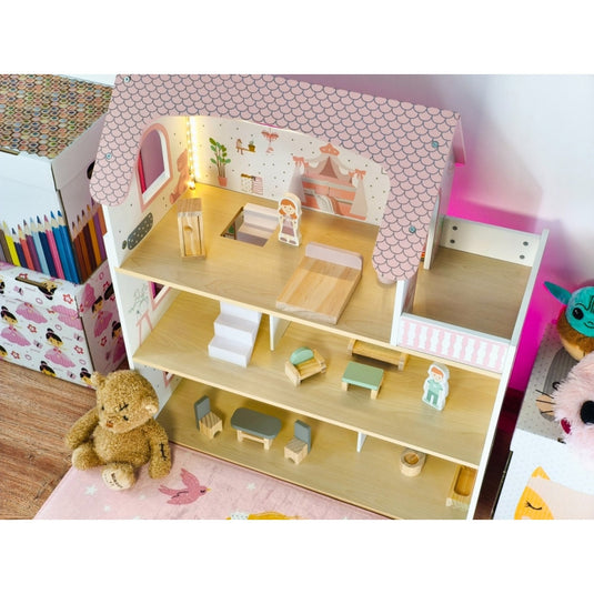 Casuta de Papusi din Lemn - SweetDollHouse - cu Iluminare LED, 3 Niveluri, 5 Camere si Terasa Decorate Frumos, 12 Accesorii Incluse, Inaltime 70.5 Cm, Perfecta pentru Cadou, Sweet Pink