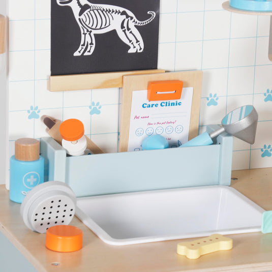 Cabinet Veterinar din Lemn pentru Copii MiniPet Hub™ 2in1 cu Fereastra Check-in, Catelus de Plus, Masuta de Examinare, Dulapuri si Rafturi, Radiografie, Stetoscop, Otoscop, Termometru, Cantar, Guler Medical, Penseta si Accesorii, 90Cm, Arctic Blue