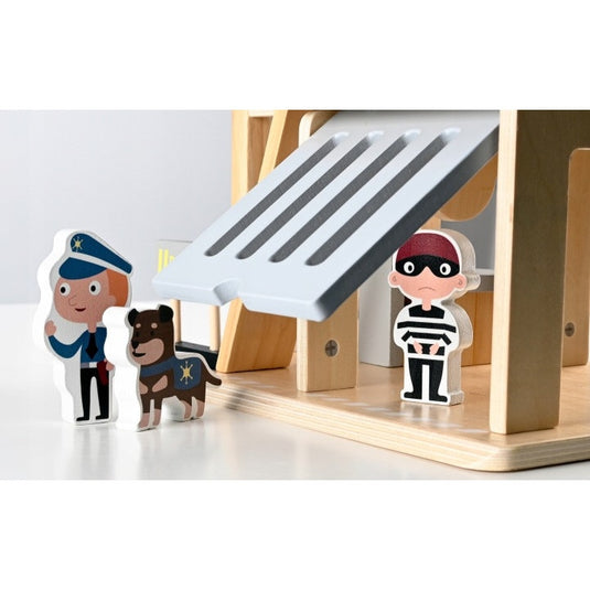 Statie de Politie din Lemn Police Station Indiggo@, Set Complet de Joaca cu Masina de Politie, Elicopter, Figurine si Mobilier, Jucarie Educativa din Lemn, 30 x 22 x 36 cm, 3+ Ani, Grey