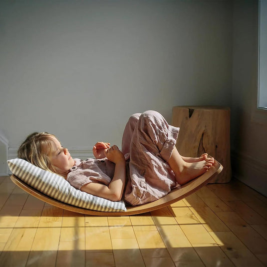 Placa de Echilibru Multifunctional Montessori FlowBoard™ Semicerc din Lemn de Tei, Suport 200 Kg, Joaca si Activitate Fizica, Dezvolta Motricitatea, Coordonarea si Echilibrul, Finisaj Natural cu Ulei, Eco-Friendly, 3+ Ani, Sunny Smile