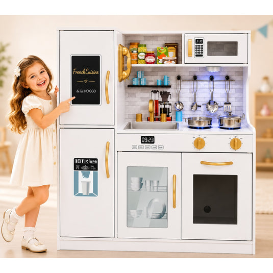 Bucătărie albă din lemn cu spot LED